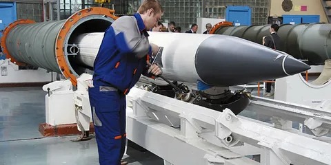 Кризис в российском ВПК: долги по зарплатам, массовые увольнения и истощение ракетных запасов