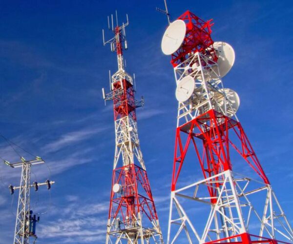 «Ради безопасности» или ради экономии? Омичи жалуются на пропавшую мобильную связь в Октябрьском округе